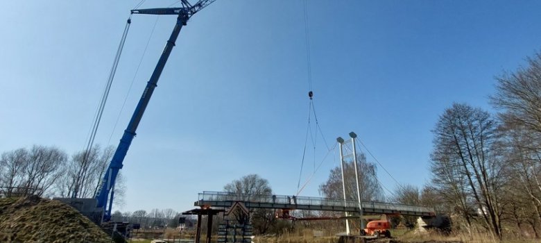 Neubau Plümperwiesenbrücke mit einem Kran im Hintergrund