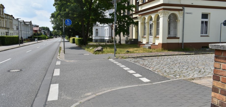 Hier soll durch die Maßnahmen die Sicherheit für den Rad- und Fußgängerverkehr erhöht werden: Straßeneinmündung an der Putlitzer Straße. 