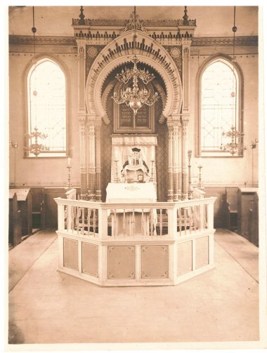 Bild aus dem Innenraum der Parchimer Synagoge mit Kanzel und Lesepult.