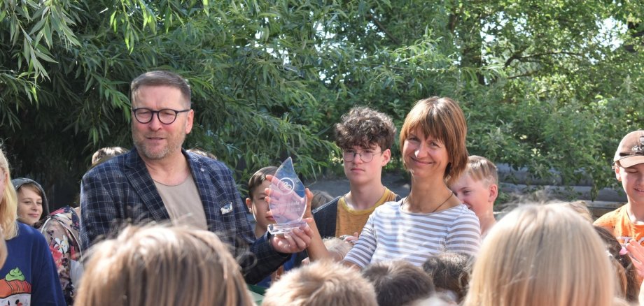 Große Freude herrschte unter den Kindern der Paulo-Freire-Schule, als Schulleiterin Svea Brade den Siegerpokal überreicht bekam. 