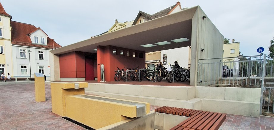 Die Fahrradstation am Mönchhof hält ein öffentliches, barrierefreies WC und einen Wickeltisch bereit.