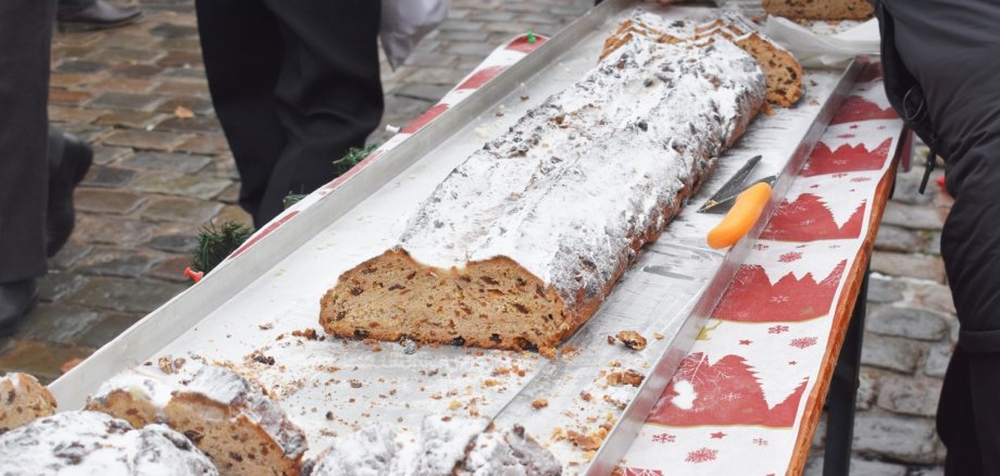 Der Bauernmarkt im Advent startet traditionell mit dem Stollenanschnitt.