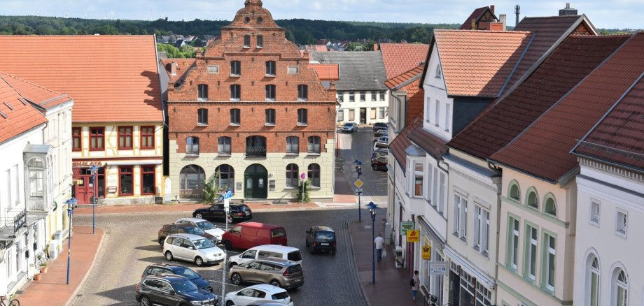 Zur Beruhigung des Verkehrs in der Langen Straße ändern sich am Alten Markt und in der Straße „Am Marstall“ die Verkehrsregeln.