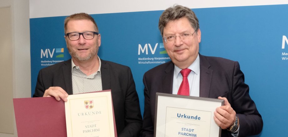 Minister Meyer und Bürgermeister Flörke bei der Übergabe der Urkunde.