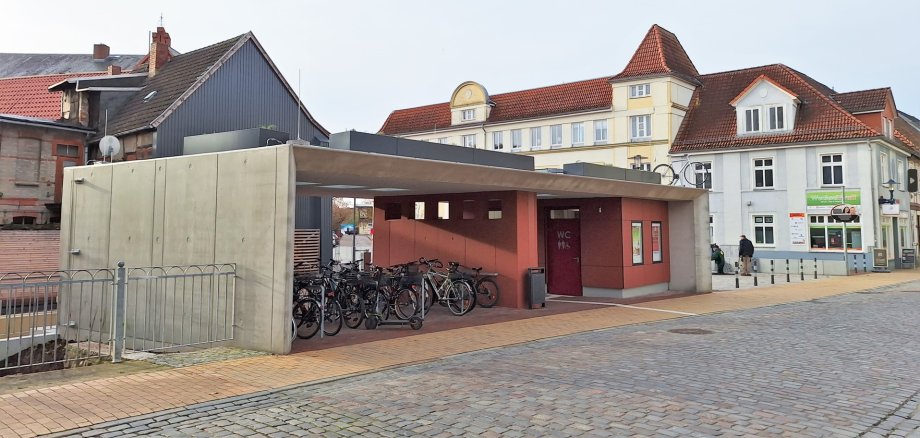 Das öffentliche WC am Parchimer Mönchhof ist erneut Ziel von Vandalismus geworden. 
