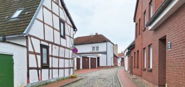 In der Neuen Mauerstraße werden in den kommenden Monaten Ver- und Entsorgungsleitungen sowie die Fahrbahnoberfläche erneuert.